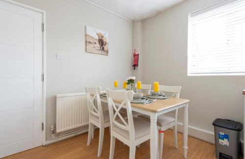Abbey Wood House | Comfort Meets Style, 3-Bedroom Home, Greenwich, Sleeps 10! Contractor & Group Friendly!