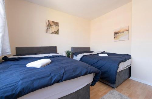 Abbey Wood House | Comfort Meets Style, 3-Bedroom Home, Greenwich, Sleeps 10! Contractor & Group Friendly!