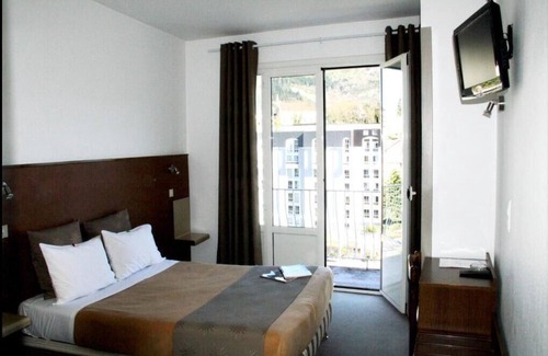 Lourdes Hotel | Comfort Stay! Peaceful Retreat near Gazost! Free Parking, Onsite Restaurant!