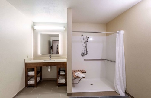 Escanaba Hotel | Comfort Suites Escanaba