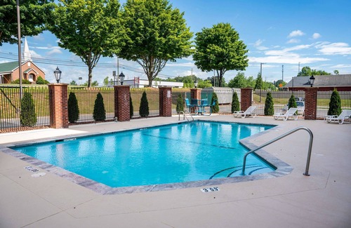 Skyland Hotel | Comfort Suites Outlet Center