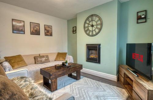 Trafford Apartment | Comfortable 2 Bedroom Cottage with Driveway and Pet Friendly Stay
