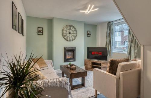 Trafford Apartment | Comfortable 2 Bedroom Cottage with Driveway and Pet Friendly Stay