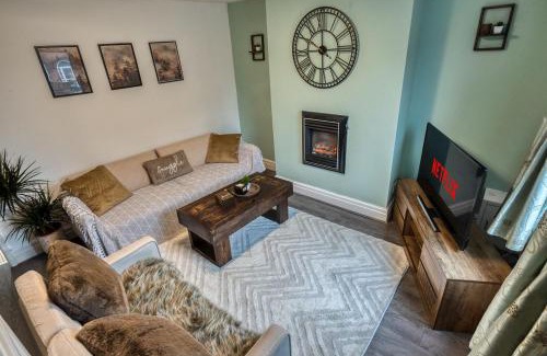 Trafford Apartment | Comfortable 2 Bedroom Cottage with Driveway and Pet Friendly Stay
