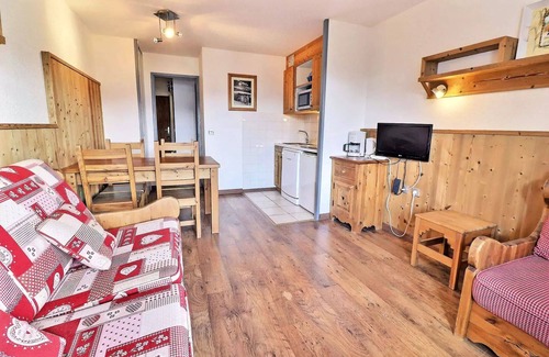 La Perriere Apartment | COMFORTABLE 2-ROOM APARTMENT, SKI-IN/SKI-OUT, CLOSE TO SHOPS