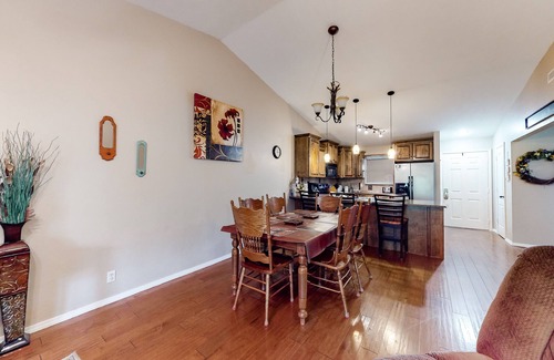Table Rock Condo | Comfortable, 2nd-floor condo with balcony, washer/dryer, pools, & clubhouse