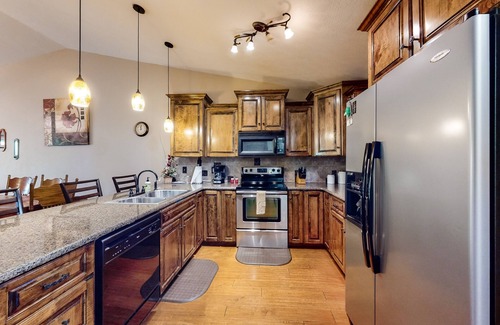 Table Rock Condo | Comfortable, 2nd-floor condo with balcony, washer/dryer, pools, & clubhouse
