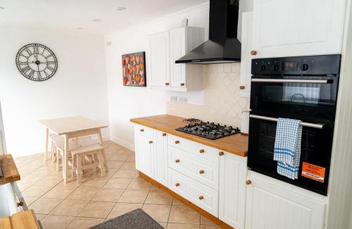 Basingstoke House | Comfortable 3-Bed, 2-Bath Basingstoke Stay