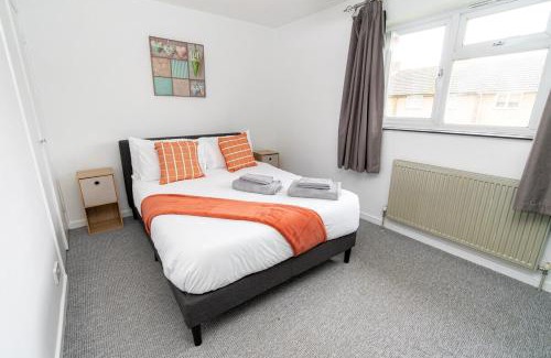 Basingstoke House | Comfortable 3-Bed, 2-Bath Basingstoke Stay