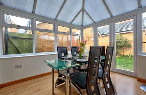 Peterborough House | Comfortable 3 Bed Home with Garden in Peterborough