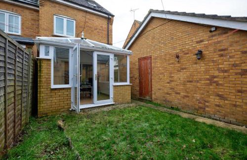 Peterborough House | Comfortable 3 Bed Home with Garden in Peterborough