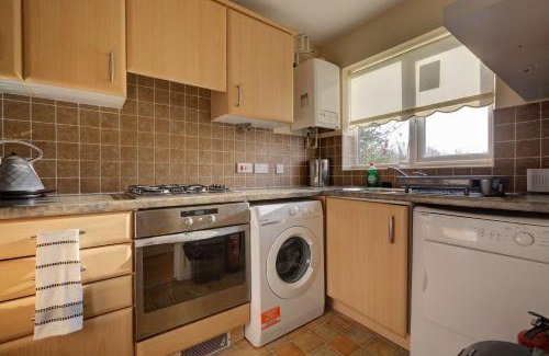 Peterborough House | Comfortable 3 Bed Home with Garden in Peterborough