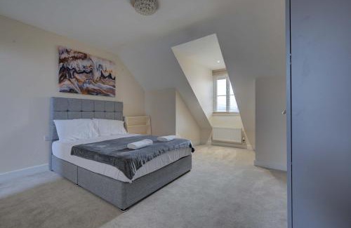 Peterborough House | Comfortable 3 Bed Home with Garden in Peterborough