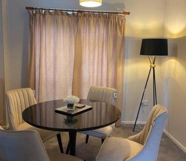 Basingstoke Apartment | Comfortable 3 bed House - Great Monthly Discounts