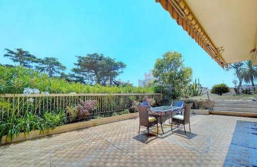 Riou - Petit Juas - Av de Grasse Apartment | comfortable 3 bedroom, superb south terrace