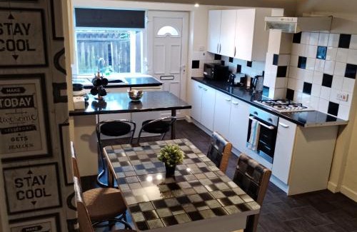 Hucknall House | Comfortable 4-Bed House in Hucknall Nottingham