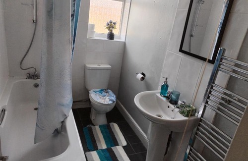 Hucknall House | Comfortable 4-Bed House in Hucknall Nottingham