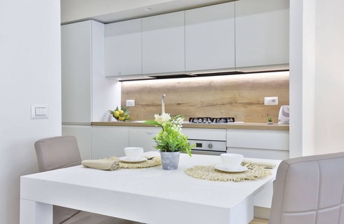Vomero Apartment | Comfortable and bright apartment perfect for 2 people and equipped with all comforts, including a spacious 15 sqm balcony ideal for relaxing moments. The apartment is located in Via Cimarosa, in the lively Vomero district, an ideal area for all types of