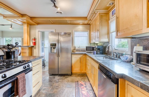 Eureka House | Comfortable and modern home featuring a private deck, BBQ & yard