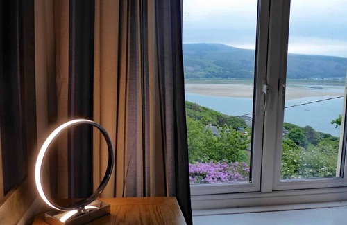 Barmouth Apartment | Comfortable apartment with fabulous views and shared terrace.