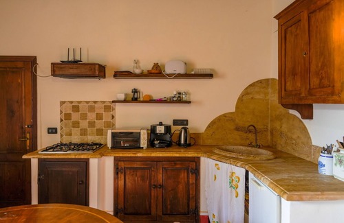 Asciano Resort | Comfortable apartment in Asciano, with A/C, private seating area in the garden