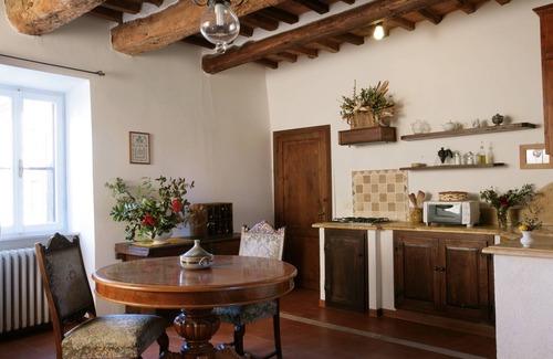 Asciano Resort | Comfortable apartment in Asciano, with A/C, private seating area in the garden