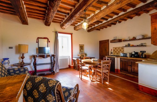 Asciano Resort | Comfortable apartment in Asciano, with A/C, private seating area in the garden