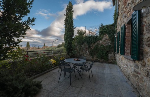 Lucignano Apartment | Comfortable apartment with a large terrace and a wonderful view