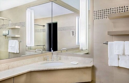 East Cambridge Hotel | Comfortable Cambridge Stay w/Spectacular Charles River Views
