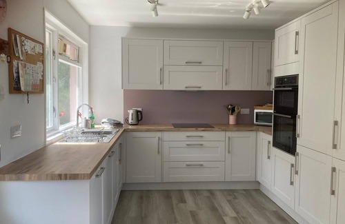 St Brides Cottage | Comfortable coastal cottage 200m from the sea, pub and cafe in delightful Dale.
