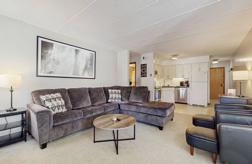 West Dover Condo | Comfortable condo with fireplace, pool, and sauna access - near slopes