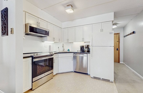 West Dover Condo | Comfortable condo with fireplace, pool, and sauna access - near slopes