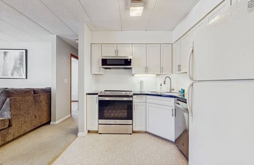 West Dover Condo | Comfortable condo with fireplace, pool, and sauna access - near slopes
