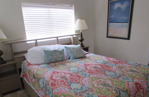 Pensacola Beach Cottage | Comfortable Cottage a Block Away from Beach