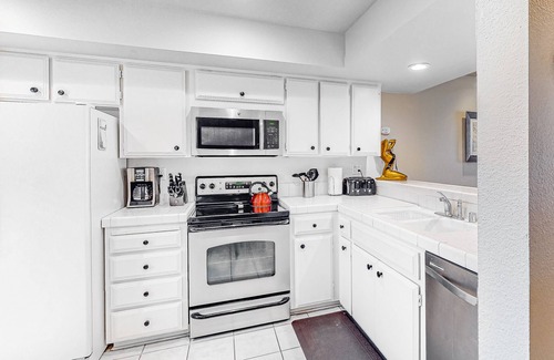 Rancho Mirage Condo | Comfortable, dog-friendly condo in a gated community w/a shared pool