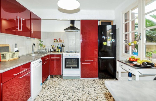 Le Boulou House | Comfortable, family friendly cottage with outdoor jacuzzi.