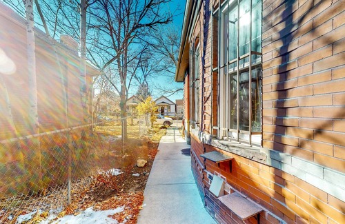 Lincoln Park Apartment | Comfortable guesthouse, prime location with patio