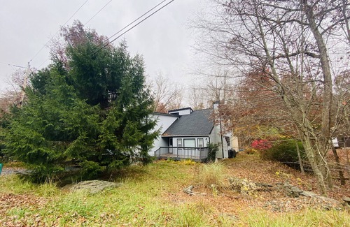 Bushkill House | Comfortable house with a private hot tub in Poconos