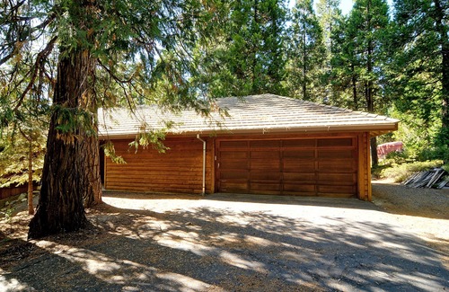 Mi-Wuk Village House | Comfortable Large Home In The Forest