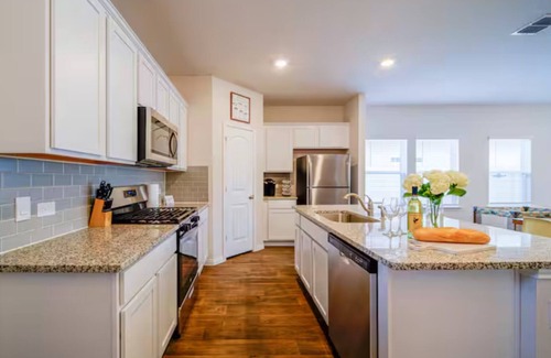 Manor House | Comfortable Midterm 4BR in Manor Near Tesla & Samsung Furnished + Flexible Stays