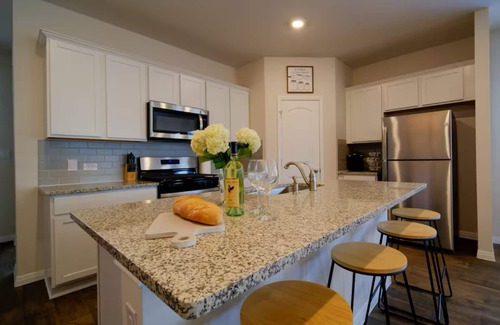 Manor House | Comfortable Midterm 4BR in Manor Near Tesla & Samsung Furnished + Flexible Stays