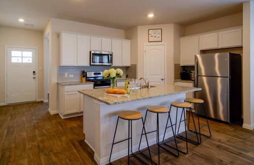 Manor House | Comfortable Midterm 4BR in Manor Near Tesla & Samsung Furnished + Flexible Stays