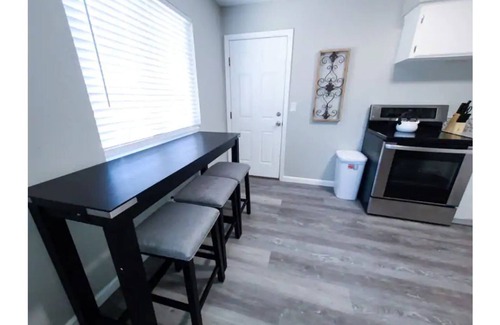 Clovis House | Comfortable Modern Duplex with Great Amenities