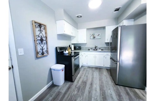 Clovis House | Comfortable Modern Duplex with Great Amenities