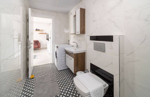 Antalya City Centre Apartment | Comfortable Modern Flat with Balcony in Muratpasa