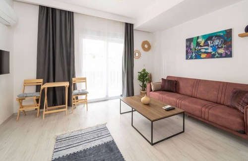 Antalya City Centre Apartment | Comfortable Modern Flat with Balcony in Muratpasa