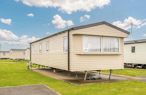 Mablethorpe House | Comfortable modern 12ft-wide caravan with one double and two twin.