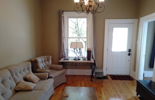 London House | Comfortable newly-renovated East End home. Minimum rental 29 days.