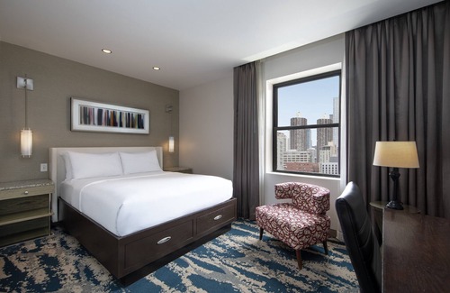 Near North Side Hotel | Comfortable Queen Stay w/Earth Tone Furniture! Pet Friendly Near 360 Chicago!