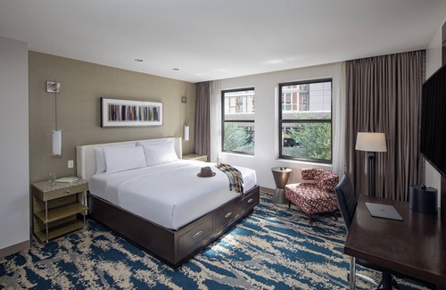 Near North Side Hotel | Comfortable Queen Stay w/Earth Tone Furniture! Pet Friendly Near 360 Chicago!